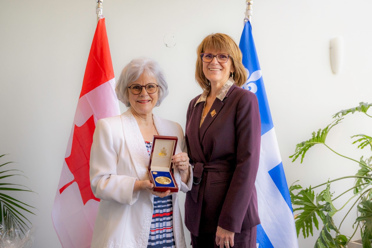 Madam Gisèle Munger, from Saguenay-Lac-Saint-Jean, honored with the Exceptionnal Merit Medal.


